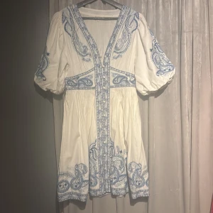 Klänning indiska  - Säljer denna super vackra klänning ifrån Indiska! Är endast använd vid enstaka tillfällen och är så gott som ny💗