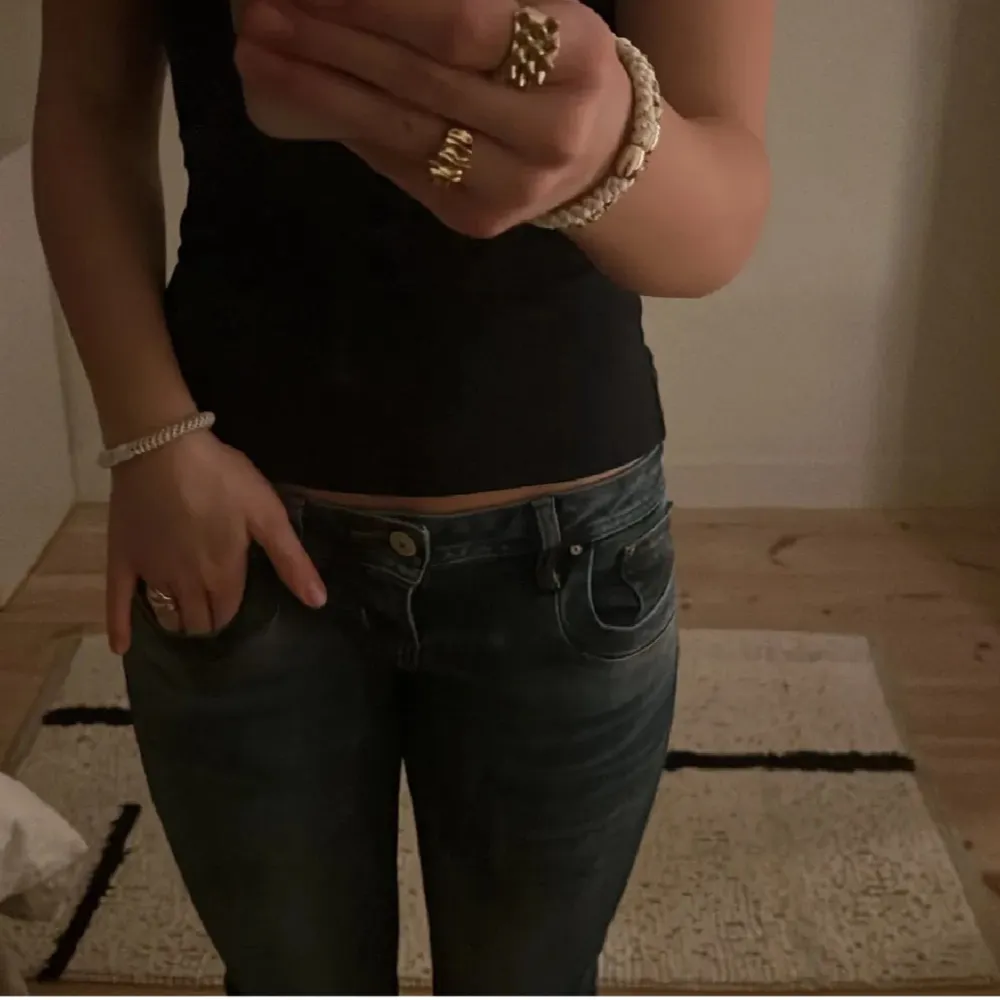 Jättesnygga ltb jeans i mörkblå🥹 inte mina bilder men skriv för egna bilder, jättefint skick köptes i somras. Pris går att diskutera, nypris 700kr❣️Modell: valerie . Jeans & Byxor.