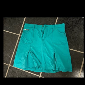 golf kjol - Turkos golf kjol från abacus med inbyggda shorts och coola detaljer, pris går att diskutera