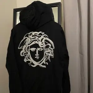 Limiterad svart Versace hoodie i storlek XS (sitter som en S-M), nypris 10 000kr. Nyskick enbart använd 2-3 gånger! Går ej att få tag i någon annan stans.