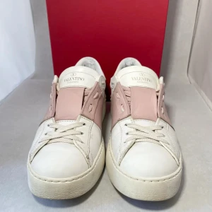 Valentino sneakers - Säljer ett par snygga Valentino sneakers i vitt och rosa. Storlek 38 men passar också 39. Använt ett par gånger men dom har inga skador. Nypris: 7280kr. Skriv för mer bilder / kvitto eller frågor! Skickar med lådan, extra skosnören och dust bag.💕( inte mina bilder!!! ) 