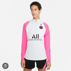 Vit och rosa träningströja från Jordan - Säljer en snygg vit och rosa träningströja från jordan psg då den ej kommit till användning på grund av för liten, prislappen sitter kvar st xs. Hör av dig vid några funderingar samt prisförslag 