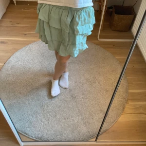 Grön volangkjol - Säljer en superfin ljusgrön volangkjol i kort modell. Den är i storlek s!🤍💚