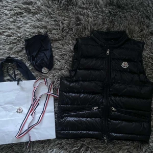 Moncler väst  - Svart moncler gui väst i storlek M, den är varsamt använd medan i vädligt fint skick. Hör av dig vid minsta lilla intresse eller funderingar🌞