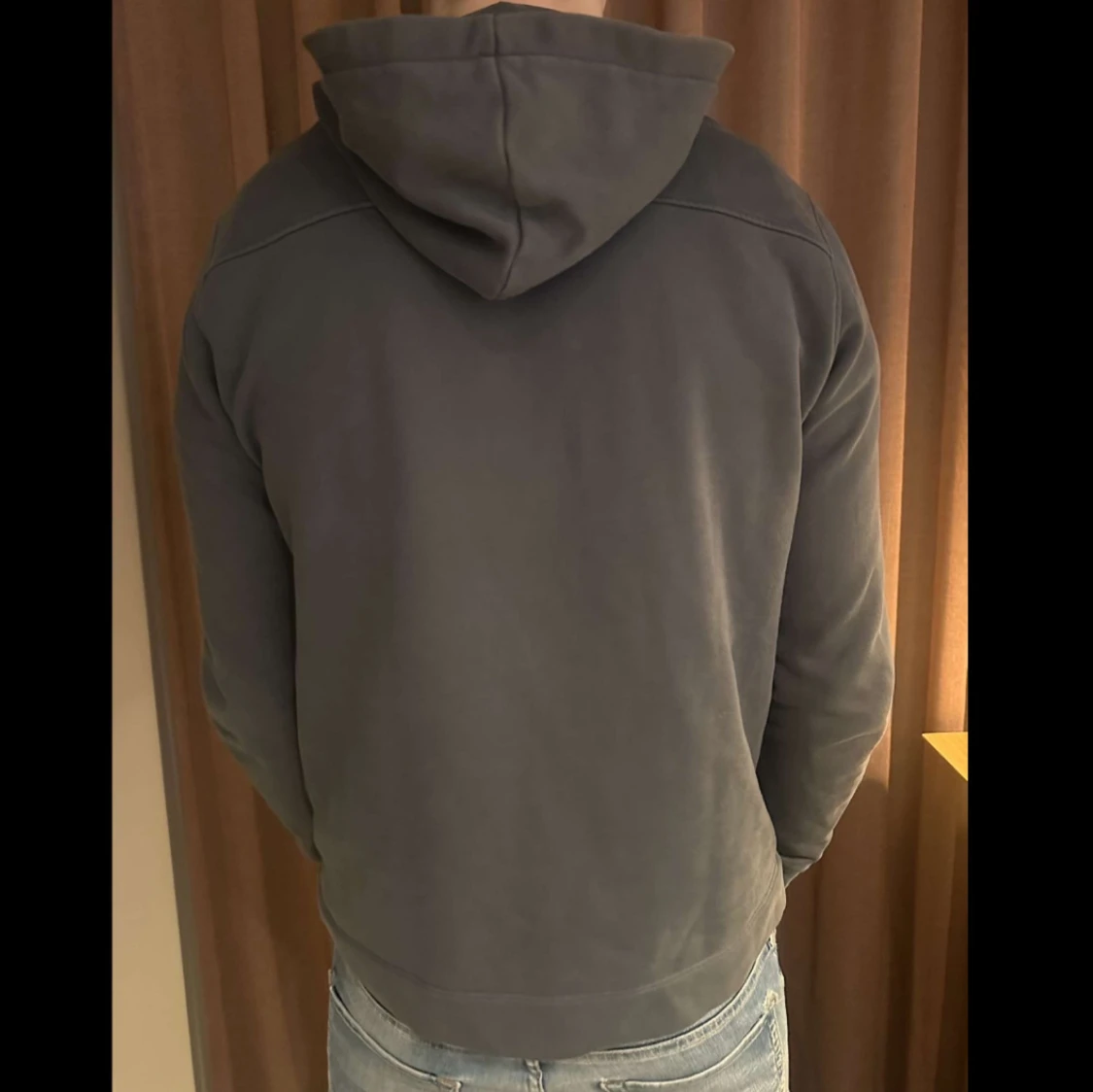 Grå hoodie med tryck från Limitato - 91