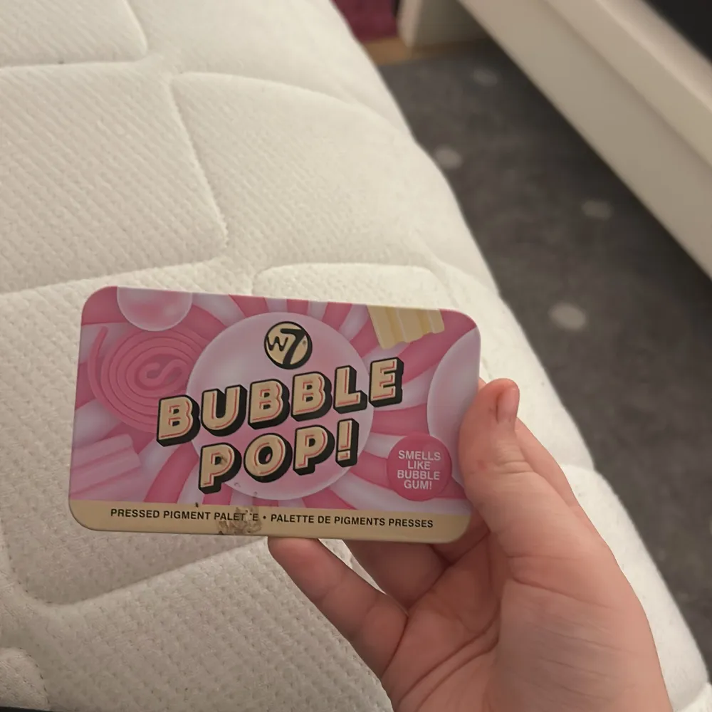 Superfin ögonskuggspalett från W7 med namnet Bubble Pop! Den har åtta olika nyanser i både matta och skimrande toner. Perfekt för att skapa både vardags- och festlooks. Paletten kommer i en söt rosa förpackning som doftar bubbelgum. Vegansk och cruelty-free!. Skönhet.