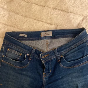 LTB Jeans Valerie - Säljer ett par snygga blå jeans från LTB i storlek W26 L32 i modell valerie. Bra skick och varsamt använda☺️ Kontakta vid frågor💕⭐️kan tänka mig att gå ner i pris vid snabb affär!!🥰