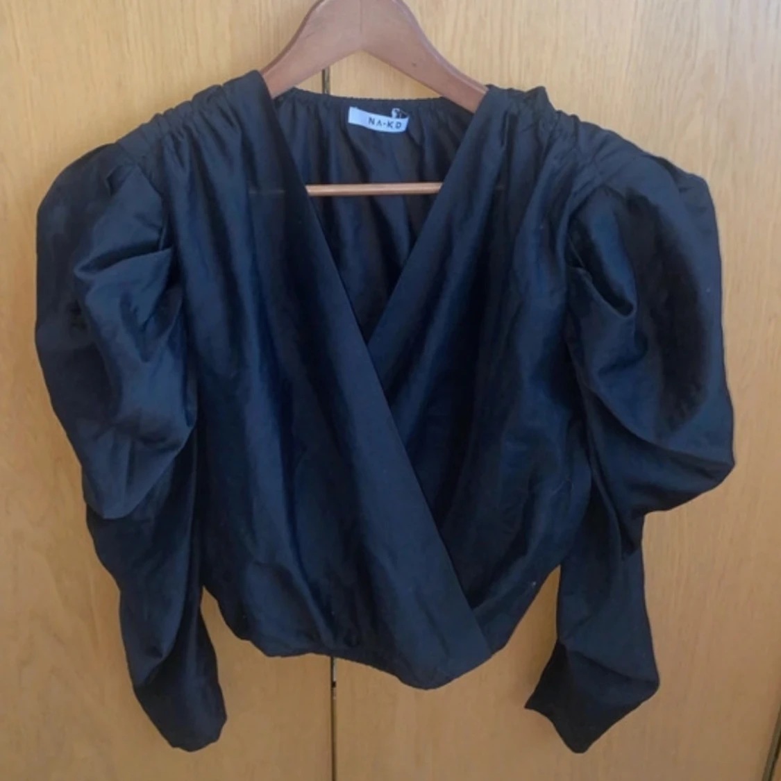 Svart omlottopp från NA-KD