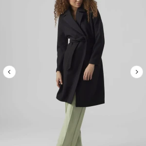 Svart kappa med bälte - Säljer en elegant lång svart kappa i  bra skick. Perfekt för höst och vår, och funkar lika bra till vardags som fest. Den är i storlek xs och köpt från Vero Moda❤️