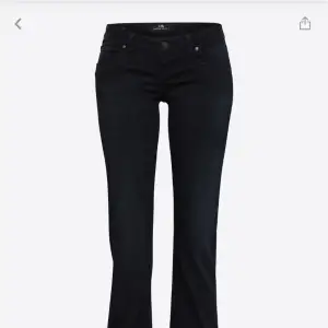 Snygga svarta bootcut jeans i mycket bra skick. De är lågmidjade. I strl 28x34 men de är stretchiga så passar större och mindre💞tryck gärna på köp nu, knappt använda. original pris 800kr💞