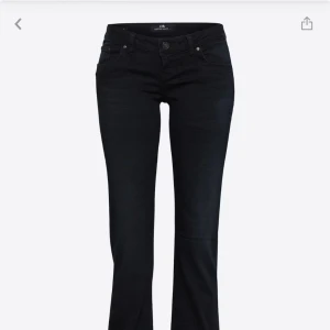 Svarta bootcut jeans - Snygga svarta bootcut jeans i mycket bra skick. De är lågmidjade. I strl 28x34 men de är stretchiga så passar större och mindre💞tryck gärna på köp nu, knappt använda. original pris 800kr💞