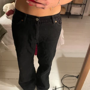 Svarta jeansbyxor - Säljer ett par svarta jeans i bra skick. De har en klassisk femficksdesign och kan sitta både nere på höften som jag i bilden eller högre upp för en bekväm passform. Perfekta baggy modellen, använda få gånger🫶