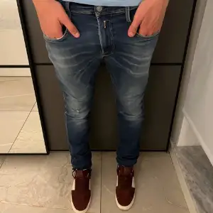 Replay jeans i storlek 32 fint skick och skulle säga att de passar från 175-185 beror på hur du vill att de sitter. Pris kan diskuteras vid snabb affär, nypris 1799