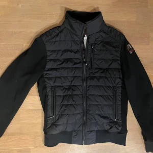 Parajumper cardigan - Säljer en snygg svart cardigan från Parajumpers i mycket fint skick. Perfekt för höst och vår, och den är både stilren och funktionell. Insidan är ljus och har en praktisk ficka. Passar perfekt för dig som vill ha en stilren look!                                        Hör av er vid frågor!😁