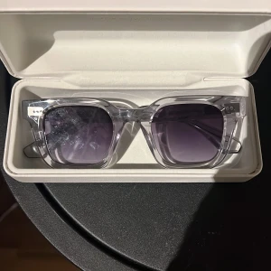 CHIMI 04 Grey solglasögon - Säljer ett par snygga solglasögon från CHIMI. Perfekta för både vardag och fest! Kommer i originalfodral. Nypris: 1350   Mitt pris: 800   Helt oanvända!
