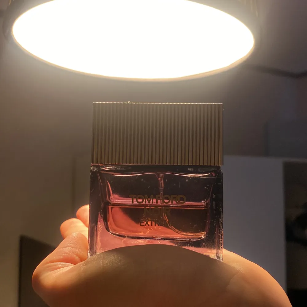 Säljer en elegant och lyxig parfym från Tom Ford, Noir Extreme. Flaskan är svart med en stilren guldig kork och har en exklusiv känsla. Perfekt för speciella tillfällen. Ca 25Ml kvar i flaskan. Noter på sista bilden. Parfym.