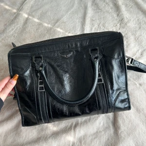 Zading Voltaire bag - Zadig Voltaire brand bag with model Sunny medium Vintage patent. The bag is in good condition and hardly shows any signs of use🙌🏻. the bag was bought about a year ago and I'm selling it because I haven't used it myself💖. 