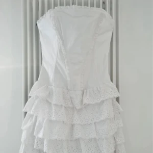 Klänning med volang  - Suuuper söt klänning utan band (finns band som man kan lägga till)!💖