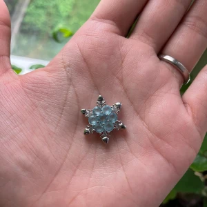 Frost snökristall hänge  - Halsbandshänge med motiv av snöflinga från filmen frost. 