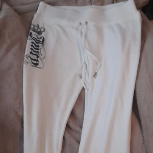 Juicy Low-waist  - Jätte snygga juicy Low-waist med lite bootcut, står storlek M men skulle säga mer till S, knappt använda och i super fint skick 🙂💖