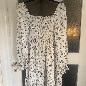 Summer dress - En fin sommar klänning med blommor på