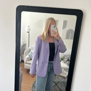 Lila kavaj  - Lila kavaj från Gina tricot. Endast använd en gång, i fint skick. 