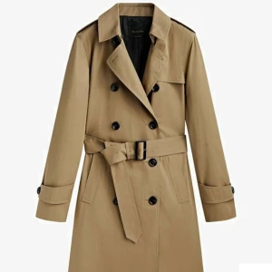 Trenchcoat massimodutti - Super fin trenchcoat som är använd bara få tal gånger. Fint skick! Köpt för 2499kr. Perfekt till hösten som kommer nu. Kan diskutera pris osv 🥹