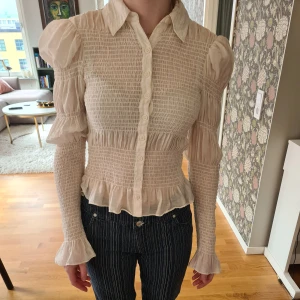 Blus från & other stories - Säljer den supersöta blus som tyvärr inte kommer till användning för mig längre. Slutsåld hos & other stories. Perfekt till hösten då den är långärmad. Väldigt sparsamt använd.💕 Nypris: ca 900 kr