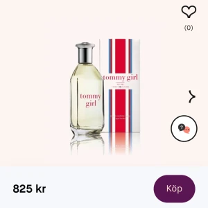 Tommy Girl Parfym - Säljer en fräsch och blommig Tommy Girl parfym från Tommy Hilfiger. Flaskan är stilren och genomskinlig med en silverfärgad kork. Den har en klassisk och tidlös design med röd text på framsidan. Perfekt för dagligt bruk eller speciella tillfällen! Har ungefär hälften kvar av 100ml, så kan säga att det är ca 50ml kvar (vilket kostar 825kr egentligen). Priset kan diskuteras🥰