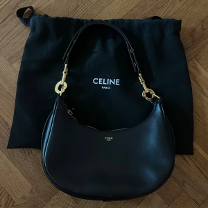 Céline Ava Bag - Oanvänd Céline Ava Bag i guld 🖤Inköpt i december och kvitto samt allt som tillkom finns givetvis! Nypris: 22 000kr! Säljer pga att jag inte fått någon användning av den.   Säljer för 19 000kr 💫 