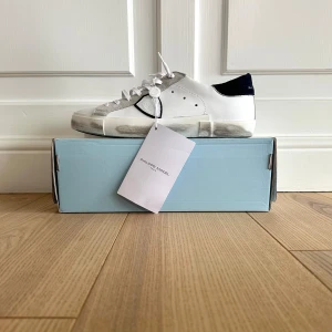 Philippe Model Skor - Tjena! Jag säljer dessa feta Philip Modell skor pga av att de var för små för mig. Dem är helt nya och har testats en gång ⭐️ Innermåttet är 28,5 cm 😊 Låda följs med men inte dustbag, vid funderingar eller krävande av mer bilder, kontakta gärna mig 😃