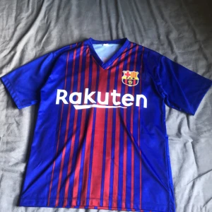 Blå och röd fotbollströja - Säljer en FC Barcelona tröja. Fint skick och knappt använd!