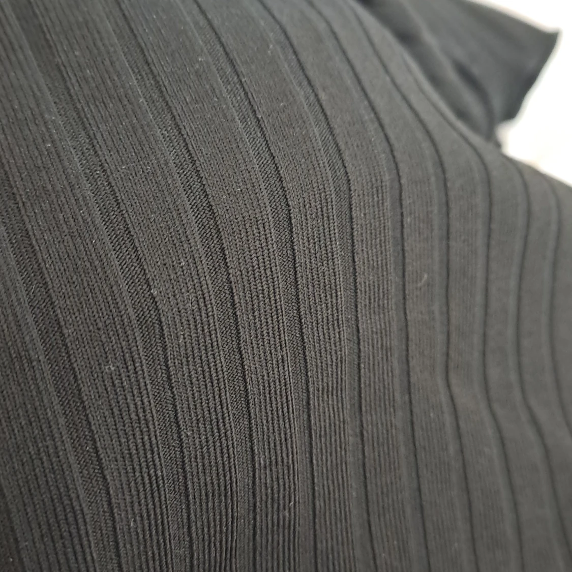 Svart ribbad topp med röd spindel från Shein - 92