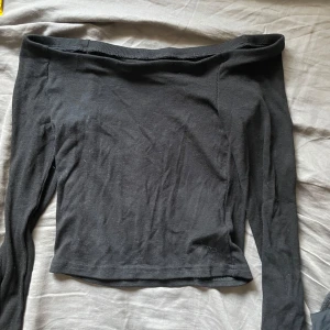 Off-shoulders topp - säljer denna off shoulder topp använd ca 3 gånger