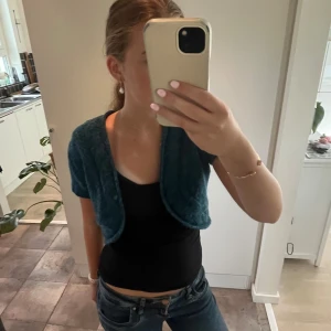 Bolero  - Säljer den har jättesnygga boleron! Den är i bra skick! Vet tyvärr inte märket 💓💓💓 Skulle säga att den är storlek S! Kan tänka mig att gå ner lite i pris vid snabb affär! 