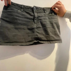 Jeans kjol  - Jeanskjol från divided xhm. Storlek 38 och super skick. Den har fina fickor och jag hade sagt att den är ganska kort men inte för kort. Jag köpte den förstor så därför säljer jag. Kan tänka mig sänka priset lite 