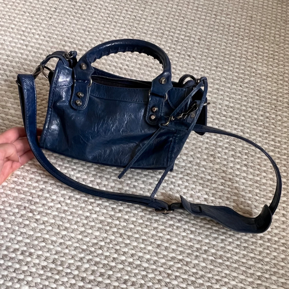 Mörkblå axelväska i skinn - 90