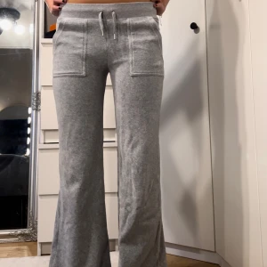 Juicy Couture byxor - Säljer dessa juicy couture byxor i velour med flare och låg midja. Modell: layla low waist.  Tvättade Max 4-5 gånger så fortfarande i bra skick. Jag är 174cm