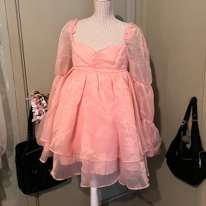 Vacker klänning - OBS! Klänningen har en underkjol som inte tillkommer! Den är ej till salu!  Finaste klänningen som tyvärr inte sitter bekvämt på min byst.. rekommenderar den till folk med mindre byst!