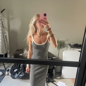 Klänning lxa  - Randig klänning frön Linn ahlborgs märke lxa.  Helt ny, oanvänd med prislapp!  Nypris 890kr! Säljer då jag nte hann skicka tillbaka! 