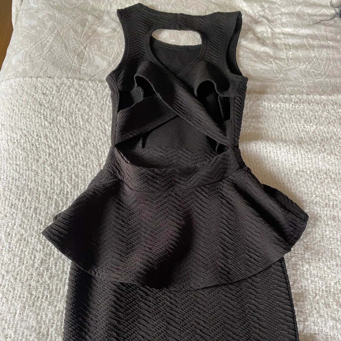 Svart klänning med volangdetaljer - 90