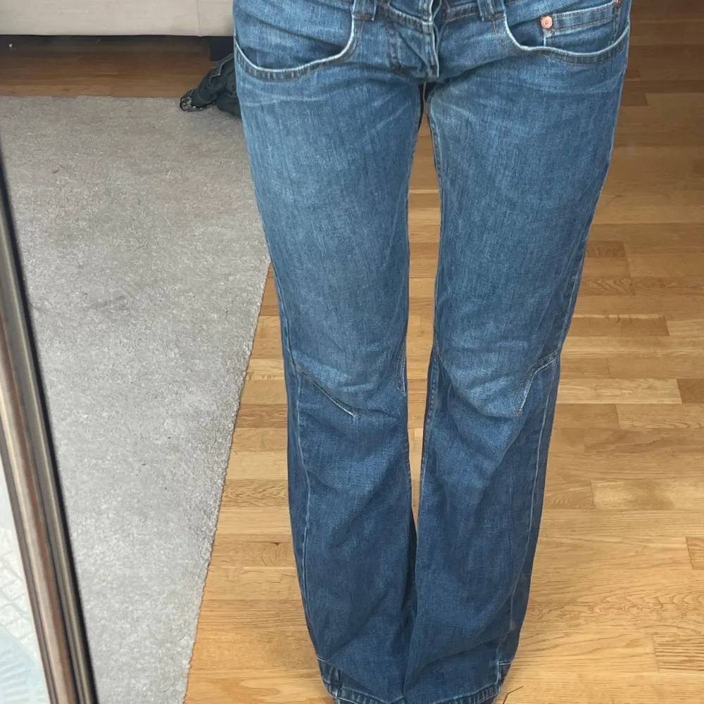 Mina favoritjeans!  Midja: 37cm  Innerbenslängd: 82cm  Jag är 174cm. Jeans & Byxor.