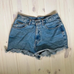 Calvin Klein jeansshorts - Vintage Calvin Klein shorts! Köptes för 70AUD i en liten vintage shop i Byron Bay. Storlek 5 (skulle säga att de motsvarar en 36)