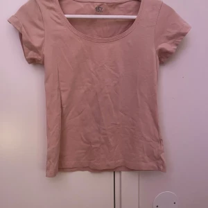 Gammal rosa tröja  - urringad t-shirt 