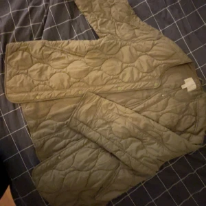 jacka från HM - grön jacka i strl xs!! använd under förra hösten men är fortfarande i bra skick🌟  100% polyester 