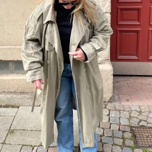Trenchcoat OZ - Oversize trenchcoat unisex. I fint skick, men använd! Inköpt second hand. Storlek framkommer ej.  (Jag är storlek 38-42 för referens)