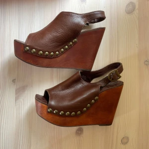 Jeffrey Campbell kilklackar - Kilklackar med platå från Jeffrey Campbell med ”nitar”/studs i storlek 40, men passar även 39💘 skulle säga att de mer är 39-40 än 40💗 köpta på Vestaire Collective men blev tyvärr försmå..