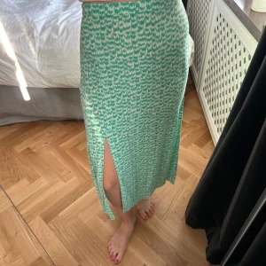 Hm kjol Stl 36  - Fin kjol från hm, passar någon som är mer åt 34 än 36. Material är viskos. Jag är 162 för referens 
