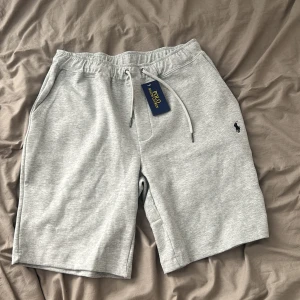 Polo Ralph Lauren shorts M - Gråa Ralph lauren shorts oanvända lappar kvar! 10/10 skick 