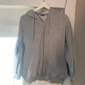 Dragkedje tröja med luva  - En kofta med luva från Gina Tricot. Inga hål eller smutsfläckar, väldigt sparsamt använd💕